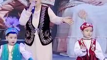 奶奶带着小孙女们登台演唱《北京的金山上》，网友：跟唱的小女孩更可爱（编辑：胡龙）