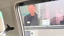 网友在安徽高速收费口体验#微笑服务 ，工作人员全程面带笑容服务，“就是这笑很难让人不笑…”#原谅我不