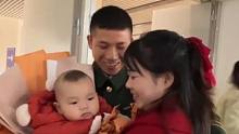 最好的礼物!十二年军旅生涯结束，妻子带着萌娃迎接丈夫回家