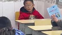 #狗狗被装进书包带到课堂  替童年的我谢谢你#老师 #治愈 #泪目 #育人