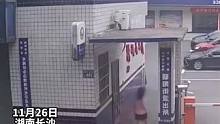 女童高烧昏迷不醒，家长抱孩子冲进派出所求助，紧急送医