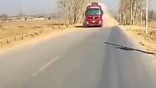 危险!货车驶过扬起巨大沙尘致，小车视线完全受阻，幸好提前减速没撞上对向小车#行车记录仪视角 #道路千