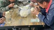 工人师傅去饭馆吃饭，4人只点了一碗白菜，一小口菜，一大口馒头令人心酸#打工人
