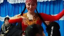 小女孩跟着家人来新疆旅游，跟当地的姐姐一起上台跳舞。 小女孩跟着家人来新疆旅游，跟当地的姐姐一起上台