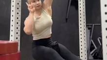 可爱小姐姐，深蹲140kg！又变强了！#力量举 #深蹲 #健身氮泵 #撸铁女孩 #力量举女孩