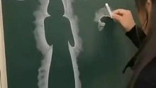 黑板粉笔作画高手，看起来很简单的几下