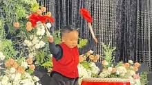 喜庆萌娃鼓舞《好日子》逗翻全场，这又是多少爷爷奶奶的“梦中情孙”?  来源 :@瓷砖哥