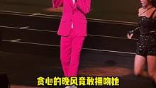 粉色西装皮鞋唱跳现场还稳得像CD，这就是穿的越粉实力越狠嘛！ #李克勤虽粉但稳