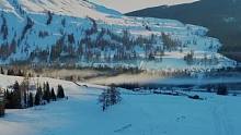 #黑金是极寒的地标吧  黑金和雪地的适配度也太高了，这波纯纯拉高我的审美！
