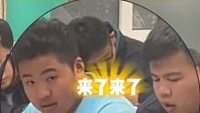 一秒钟十个假动作！ 老师视角下学生开小差的样子，原来当年的我们假动作这么明显（来源