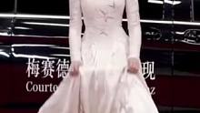 迪丽热巴今日#星光大赏红毯 造型 
Julien Fournié高定白裙，耀眼水晶头饰，和新造型师的