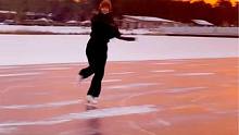 在冰上挥洒自如 滑冰 享受自由。#滑冰