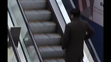 国外三胞胎整蛊路人，路人小哥在电梯上陷入三重梦境