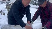 #烟台 56岁儿子带82岁父亲玩雪，“下大雪怕父亲在屋里太闷…就带父亲玩个游戏…”#父子 #亲情 #