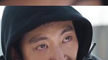 杨振刚一时想不开上了天台想要结束生命，面对最知道如何解救人质的杨振刚，无计可施。林陆骁心生一计，救下
