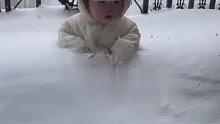 罕见这么大的雪，爸爸把宝宝放进雪堆里拍照纪念。网友：奶奶提着刀赶来了