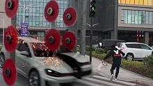乱闯红灯的严重性，整个车都被劈成两半了！#搞笑视频 #搞笑配音 #搞笑