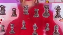 把巧克力做成象棋形状，为了能偷吃真是拼了！#看一遍笑一遍 #老外真会玩 #意想不到的结局 #沙雕老外