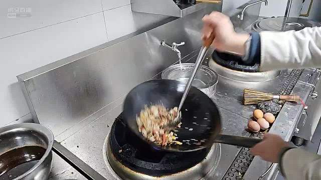 酷哥指导厨师炒蛋炒饭