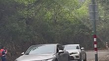 这个减速带可以叫停车带了