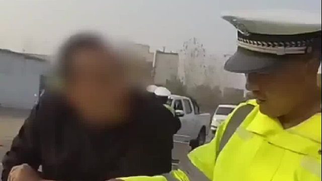 货车司机醉驾送女儿就医被查，交警接力护送