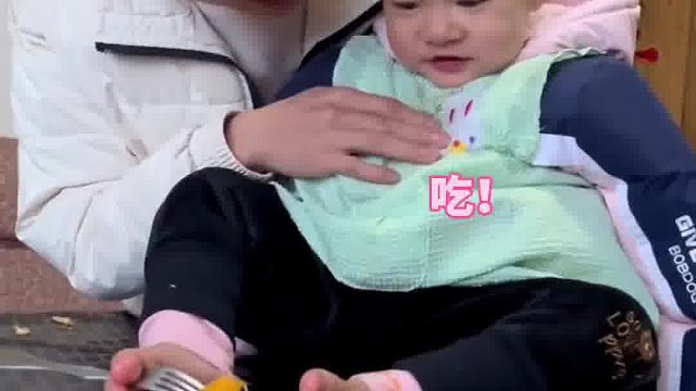 宝宝出生时就没有双手”爸爸教无臂女儿用脚