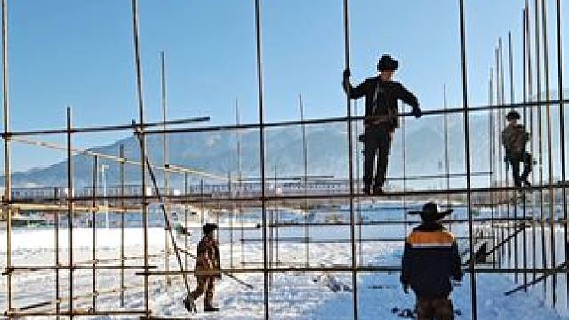 制作栩栩如生的雪雕首先以支架做成模型 #雪雕 (编辑：努尔波拉提)