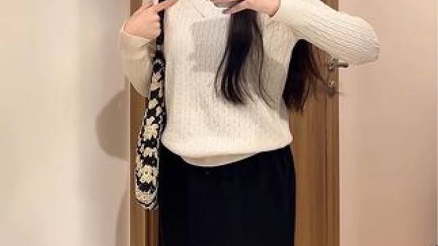 这件平价又好穿的v领麻花针织打底真的绝了！#158小个子穿搭 #内搭外穿都好看