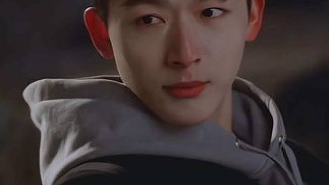 #张晚意 看似道歉，实则挑衅～被揍就回击亲他女朋友，这么疯的男主我也是第一次见～#我知道我爱你 #孙