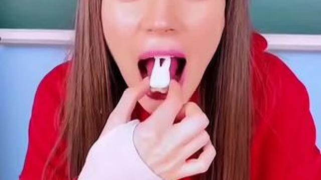 为了把零食带进教室，把糖果藏进嘴里面！#看一遍笑一遍 #意想不到的结局 #沙雕老外 #这操作都看傻了