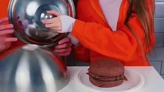 夫妻二人盲盒猜食物，全都是满满的套路！#看一遍笑一遍 #老外真会玩 #沙雕老外 #意想不到的结局 #