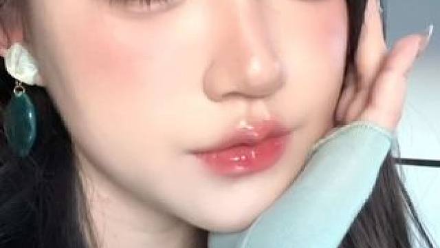 闺蜜：嘴巴用的什么！ 我：你问的是哪层？#嘟嘟唇 #唇妆