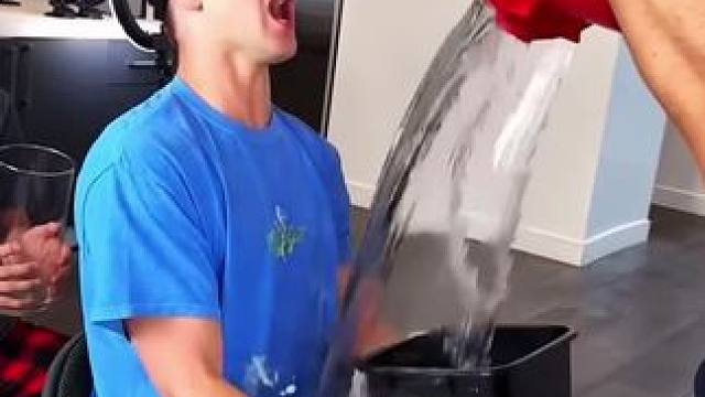 兄弟盲桶游戏大作战，玩的一个比一个刺激！#看一遍笑一遍 #老外真会玩 #沙雕老外 #意想不到的结局 