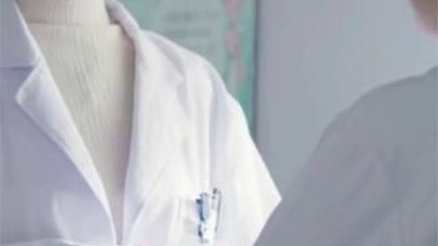 女医生正准备洗澡，突然听到一阵敲门声，下秒四周围满警察！影视 二创激励计划 