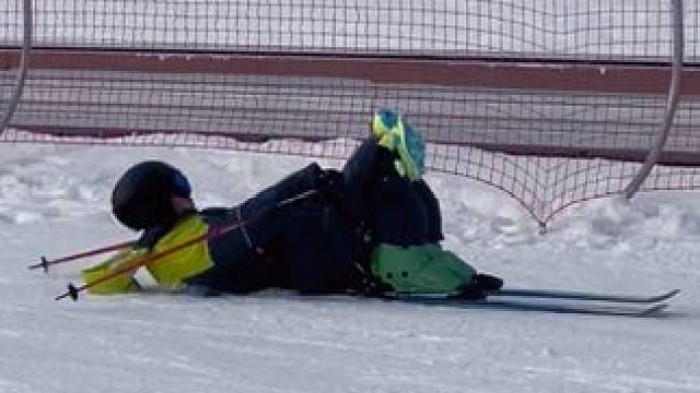 就是不听话，非得喝完酒来滑雪！#雪地里撒欢的一百种方式 #当你滑雪还不太熟练时 #酒后行为艺术家 #