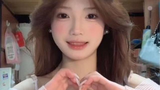 老婆 有什么不懂的可以吻我⸝⸝っ·̫ •⸝⸝
#甜甜的手势舞 #甜妹 #看镜头宝宝