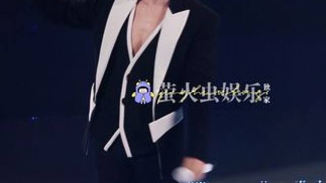 #张杰跨年演唱会唱云之羽  我跨越山水奔向你 是谁狠狠落泪了