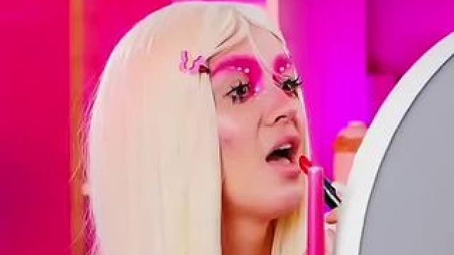 涂口红前用蜂蜜润嘴唇，这操作简直太牛了！#看一遍笑一遍 #老外真会玩 #意想不到的结局 #万万没想到