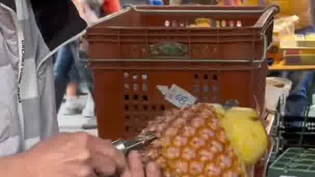 老板说这是削凤梨果皮最薄的方式了