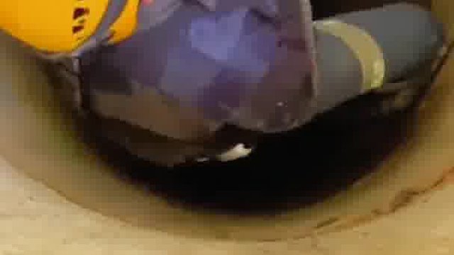 老人的猫咪不小心掉下井里面 打电话叫来消防员下去把猫咪救了上