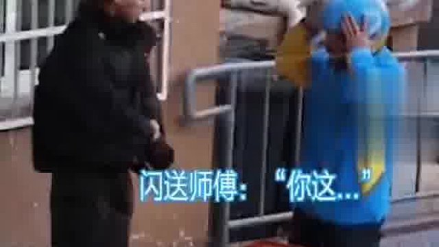 搬运师傅帮大学生搬书，接下来一幕令人泪目