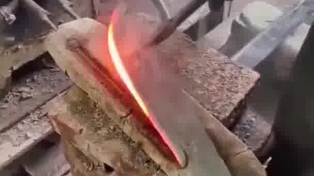 铁匠师傅给杀猪刀淬火，刀快不快就看这一下了