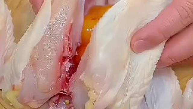 #煲汤  天气冷了，一定要给家里面的安排这个菌菇汤，做法简单，暖心又暖胃，真的太好喝了哦！#菌菇汤 