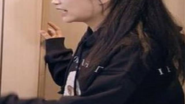 姐姐穿弟弟的衬衫在房间乱晃，女友看到后瞬间爆炸，爆笑误会合集