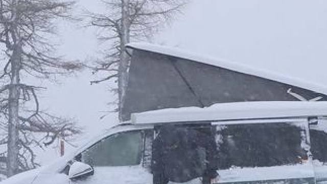 小夫妻真是扛冻，在-20°的暴风雪极限野营，窝在房车里还挺暖和 #雪地房车旅行