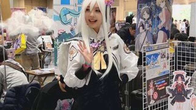 #日本 #漫展 #cos #碧蓝档案 #白洲梓 看了半天，该不该买一本呢？