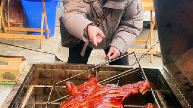 新区大市场老根聚地夜宵299就可以吃烤全猪你确定不来！#天儿冷吃点啥 #烤乳猪 #现烤现卖 #好吃不