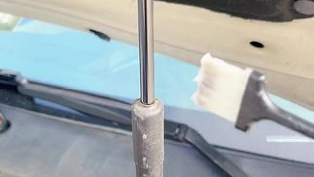 汽车开久了，就会出现车门开关太重，天窗座椅滑轨卡顿异响，记得备上 #润滑脂 #定期保养润滑 #汽车好