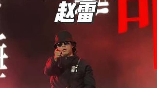 年底的三亚有多好玩！草莓音乐的赵雷穿着短裤蹦跳！唱了8首歌扶了80多次帽子#三亚草莓音乐节 #赵雷 