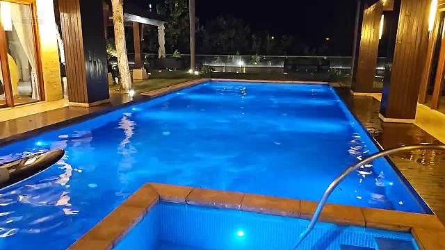 酷哥挑战后空翻跳水？